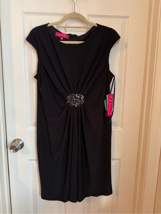 Nine & Co. Dresses & Skirts - NWT Nine & Co. Black Ruched Sheath Dress with Beaded Waist Detail - Cap Sleeve